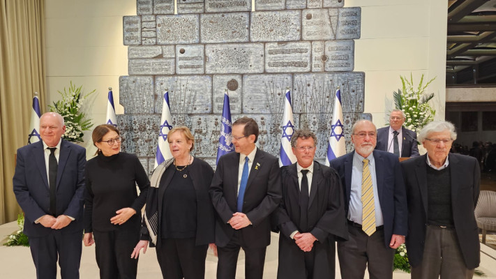 נשיא המדינה יצחק הרצוג עם נשיאי בית המשפט העליון לדורותיהם והנשיא הנכנס יצחק עמית (צילום: אברהם בלוך)
