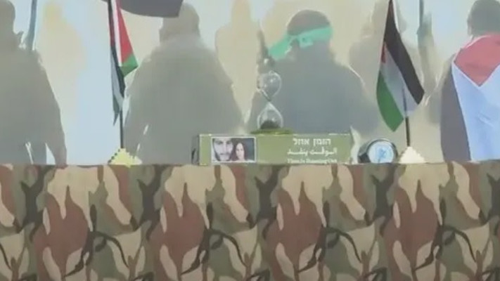 שעון חול ותמונות של עינב ומתן צנגאוקר על במת בשחרור (צילום: רשתות ערביות)