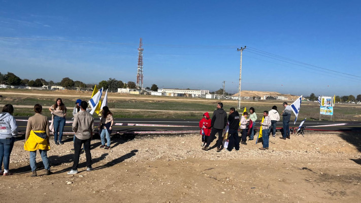 תושבי ניר עוז בסמוך למתחם הקליטה ברעים