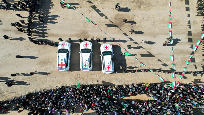 רכבי הצלב האדום בנקודת החבירה (צילום: רויטרס)