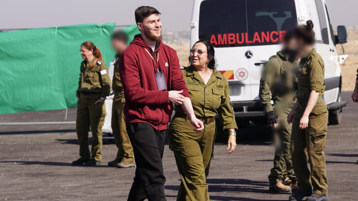 אלכסנדר (סשה) טרופנוב מועבר לידי כוח צה''ל (צילום: דובר צה''ל)