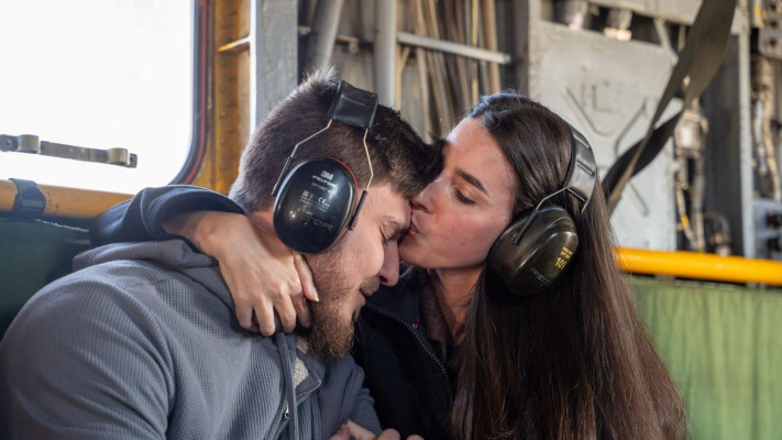 סשה טרופנוב ובת זוגו ספיר כהן. נדרש מעקב רפואי ממושך (צילום: דובר צה''ל)