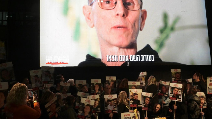 סרטון של אוהד בן עמי מוקרן בכיכר החטופים (צילום: אבשלום ששוני)