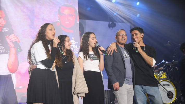 משפחת שרעבי עלתה לבמה עם הראל סקעת (צילום: אלון לוין)