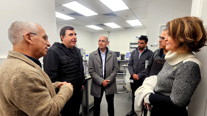 ביקור נגיד בנק ישראל ומנכ''לית בנק ישראל במעבדות מכון המחקר מיגל שטרם חזרו לעבוד (צילום: תקשורות יעל שביט)