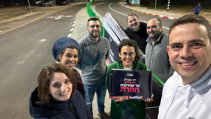 אנשי ''עתיד לעוטף'' בתחנת הרכבת בשדרות (צילום: עתיד לעוטף)
