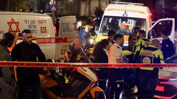 זירת החיסול ברחוב עמיחי בת''א (צילום: אבשלום ששוני)