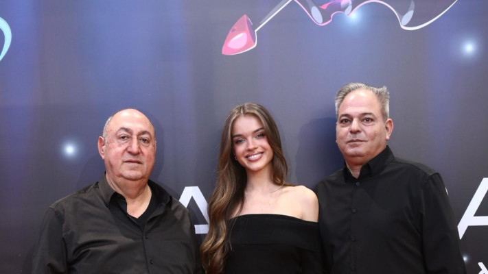 איתי סמיר מנכ״ל סאקרה, אנה זק ומשה גולברי מנכ״ל קבוצת גולברי (צילום: אסף לב)