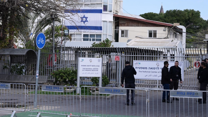 נערכים לקבלת ארונות החטופים החללים במכון לרפואה משפטית באבו כביר (צילום: אבשלום ששוני)