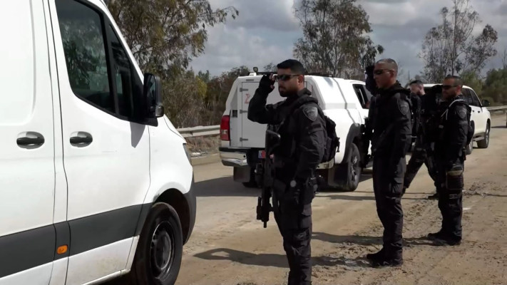 שיירת ארונות החטופים בדרך מרצועת עזה (צילום: דוברות המשטרה)