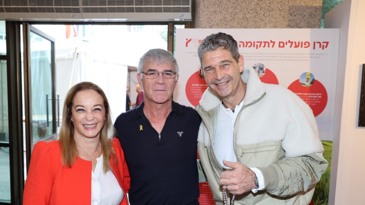 מימין צביקה בירנבאום , ישי ושירה דוידי (צילום: רפי דלויה)