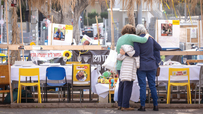 כיכר החטופים בתל אביב  (צילום: מרים אלסטר)