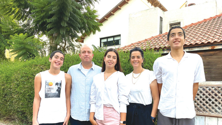 משפחת קוץ, ליבנת ואביב עם ילדיהם רותם, יונתן ויפתח (צילום: באדיבות המשפחה)