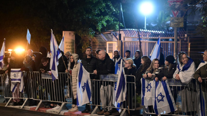 עטופים בדגלים: עם ישראל ממתין לשיירה באבו כביר (צילום: אבשלום ששוני)