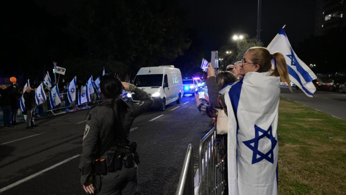 השיירה מגיעה לאבו כביר (צילום: אבשלום ששוני)