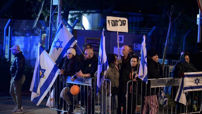 ישראלים מחוץ לאבו כביר (צילום: אבשלום ששוני)