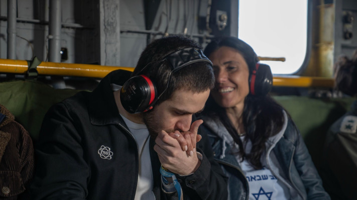 עומר שם טוב יחד עם הוריו, שלי ומלכי, בדרכם לבית החולים (צילום: דובר צהל)