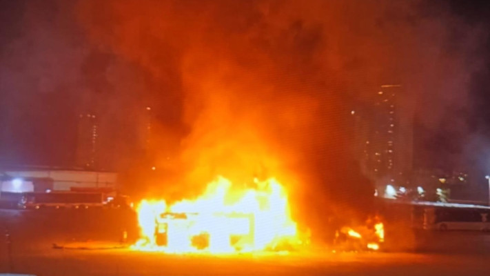 אוטובוס נשרף בעקבות הנחת המטענים בבת ים