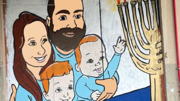 בני משפחת ביבס מדליקים יחד נרות חנוכה (צילום: חן אלון)