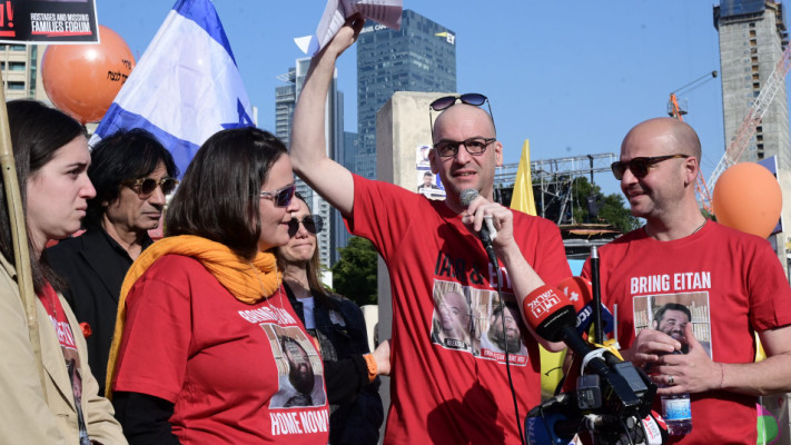 יאיר הורן בכיכר החטופים