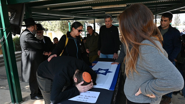 ירדן ביבס בהלוויה של שירי, אריאל וכפיר ביבס (צילום: איתן אונר)