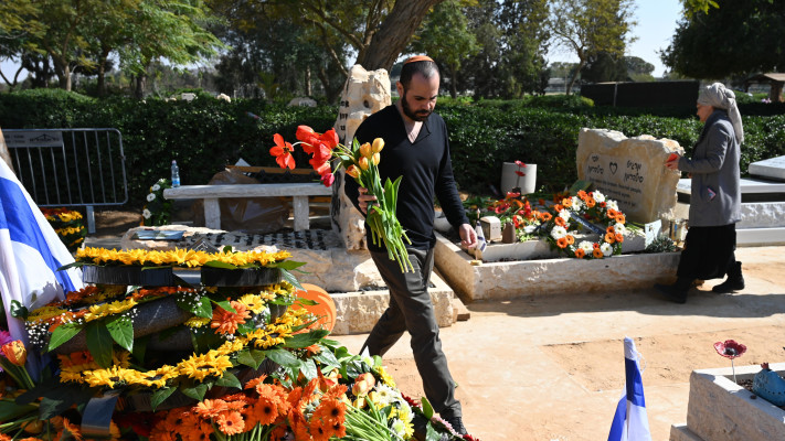 ירדן ביבס. בהלוויה של שירי, אריאל וכפיר ביבס (צילום: איתן אונר)