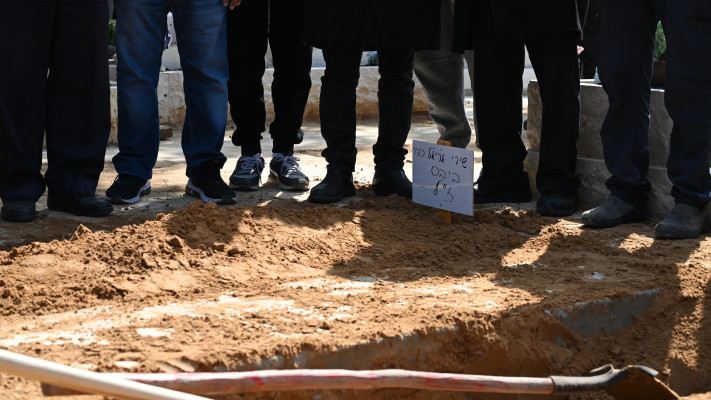 בהלוויה של שירי, אריאל וכפיר ביבס (צילום: איתן אונר)