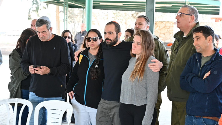 ירדן ביבס, דנה סילברמן סיטון, אחותה של שירי. בהלוויה של שירי, אריאל וכפיר ביבס (צילום: איתן אונר)