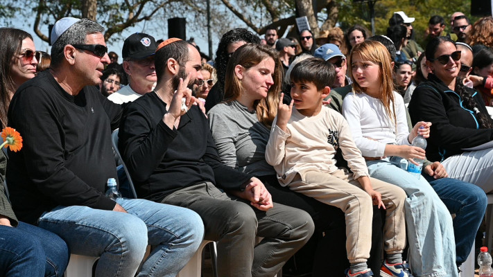 ירדן ביבס, דנה סילברמן סיטון, אחותה של שירי, וילדיה. בהלוויה של שירי, אריאל וכפיר ביבס (צילום: איתן אונר)
