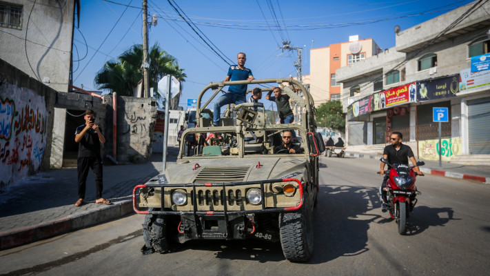 מלחמה של מעטים מול רבים. מחבלי חמאס עם כלי רכב צה''לי (צילום: עטיה מוחמד, פלאש 90)