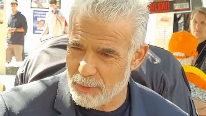 יאיר לפיד בכיכר החטופים (צילום: פול סגל)