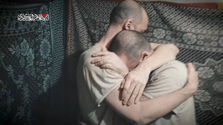 האחים הורן מתחבקים לקראת שחרורו של יאיר משבי חמאס. איתן עדיין מחכה בשבי