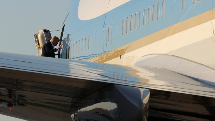 דונלד טראמפ על אייר פורס 1