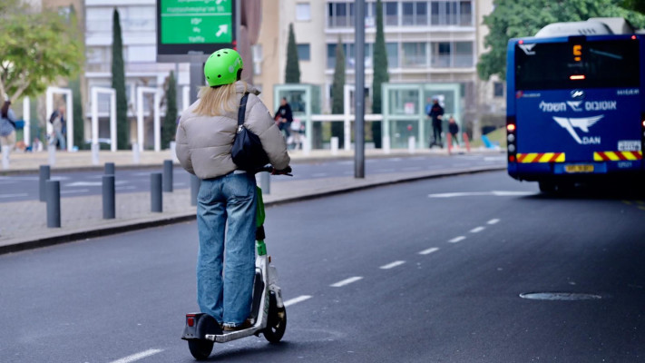 קורקינט חשמלי. למצולמת אין קשר לכתבה