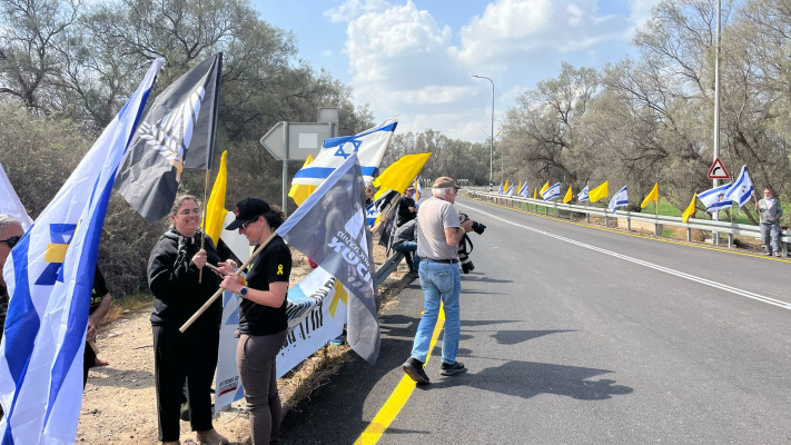ממתינים לשיירת ארונו של אוהד יהלומי בצומת ניר עוז