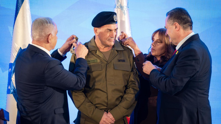 ישראל כ''ץ ובנימין נתניהו מעניקים את הדרגות לאייל זמיר (צילום: דובר צה''ל)