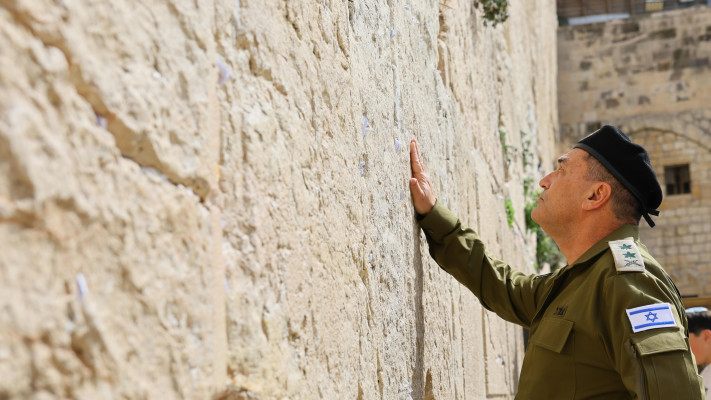 הרמטכ''ל הנכנס אייל זמיר מטמין פתק בכותל (צילום: הקרן למורשת הכותל המערבי)