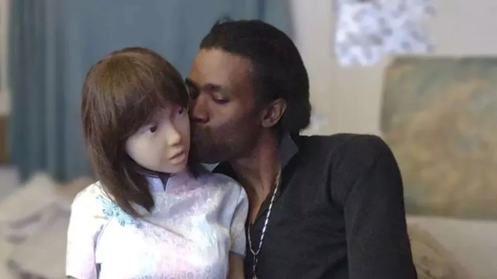 כריסטופר אלכסנדר סטוקס, בזוגיות עם רובוט בינה מלאכותית