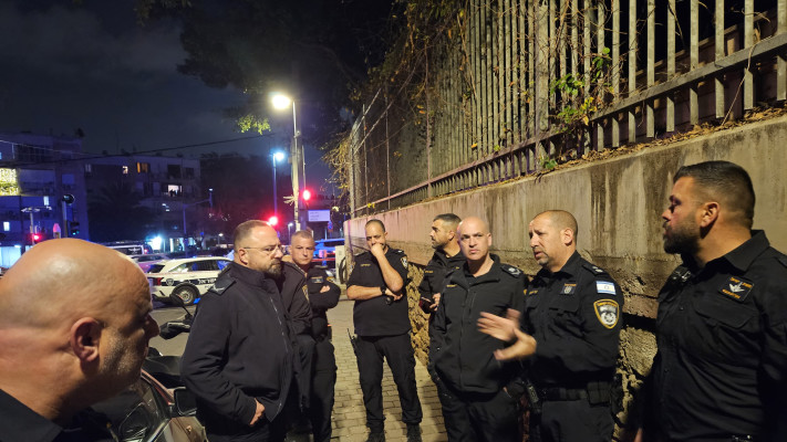 מפקד מחוז תל אביב, ניצב חיים סרגרוף, ומפקד מרחב איילון, תת-ניצב דניאל חדד בזירת הרצח ביפו (צילום: דוברות המשטרה)