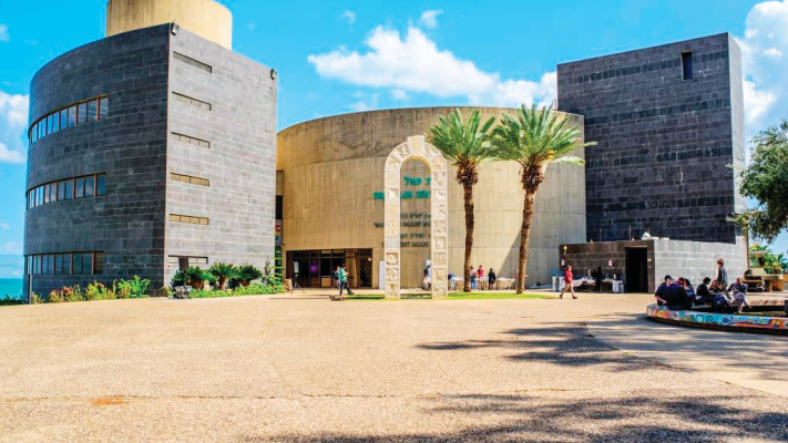 בעקבות המגילה בבית יגאל אלון