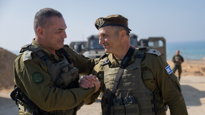 הרמטכ''ל הנכנס אייל זמיר ומפקד פיקוד דרום הנכנס יניב עשור (צילום: דובר צה''ל)