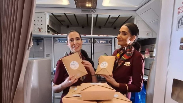 דיילות ארקיע עם משלוחי המנות של מיזם קונקשיין (צילום: טל בואנו, ארקיע)