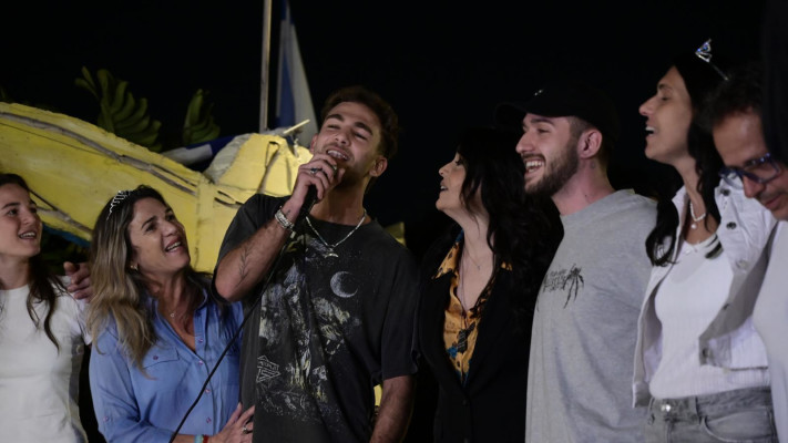 עומר שם טוב ואיתי רגב, שרים עם דפנה דקל (צילום: אבשלום ששוני)