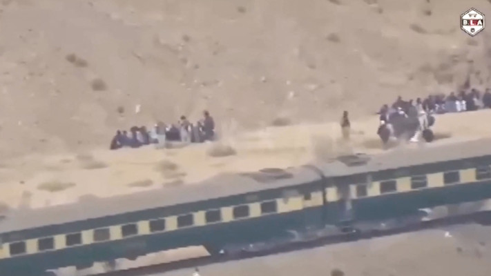 אנשים מתאספים מחוץ לרכבת שהותקפה בפקיסטן (צילום: Via reuters,Hakkal Media/Handout)