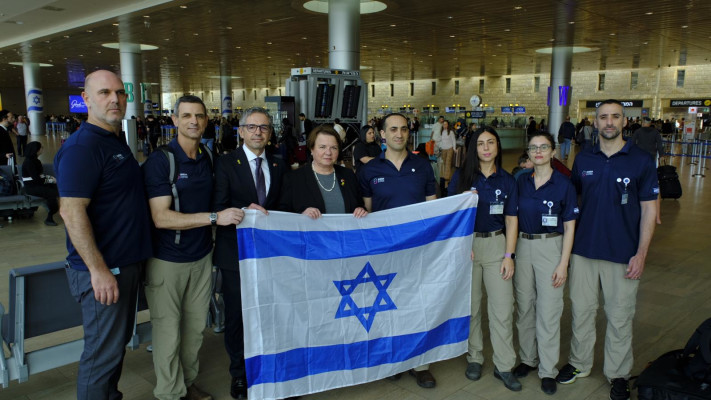 נציגי המשלחת בנתב''ג. הצוותים יישארו לטפל בשטח