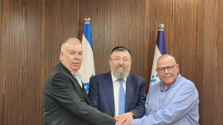 יואב בן צור, ארנון בר דוד ודובי אמיתי (צילום: דוברות שר העבודה)