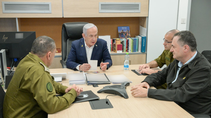 בנימין נתניהו, ישראל כ''ץ, אייל זמיר (צילום: דוברות משרד רה''מ)
