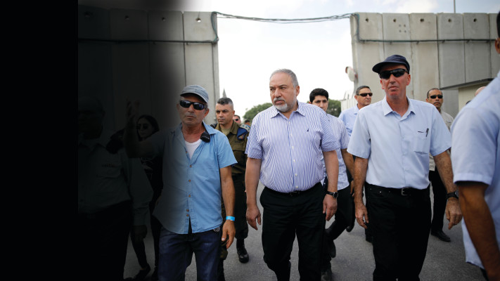 אביגדור ליברמן כשר ביטחון בביקור במעבר כרם שלום, 2018 (צילום: רויטרס)