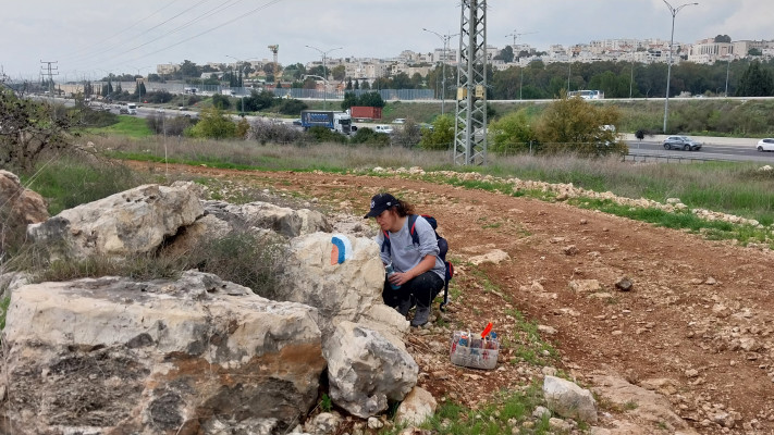 סימון השביל, ברקע אלעד (צילום: איציק בן דב, החברה להגנת הטבע)
