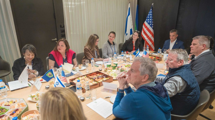 משלחת ראשי הערים מארה״ב עם כרמל שאמה הכהן (צילום: אילן ספירא)